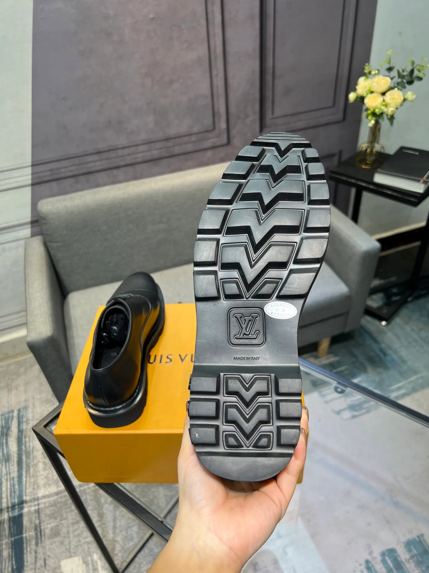 Men's shoes 💰820 [LV] - High-end quality - Upper: 🔝 tumbled cowhide, Nappa cowhide, brand logo sewn on shoe body - Lining: cowhide, foot pads; water-dyed cowhide - Outsole: TPR·rubber foam; two-color molded outsole -Super high quality control·Fine workmanship: highlighted (high-end·luxury·grade) -Size: 39-44 (38 45 can be customized)